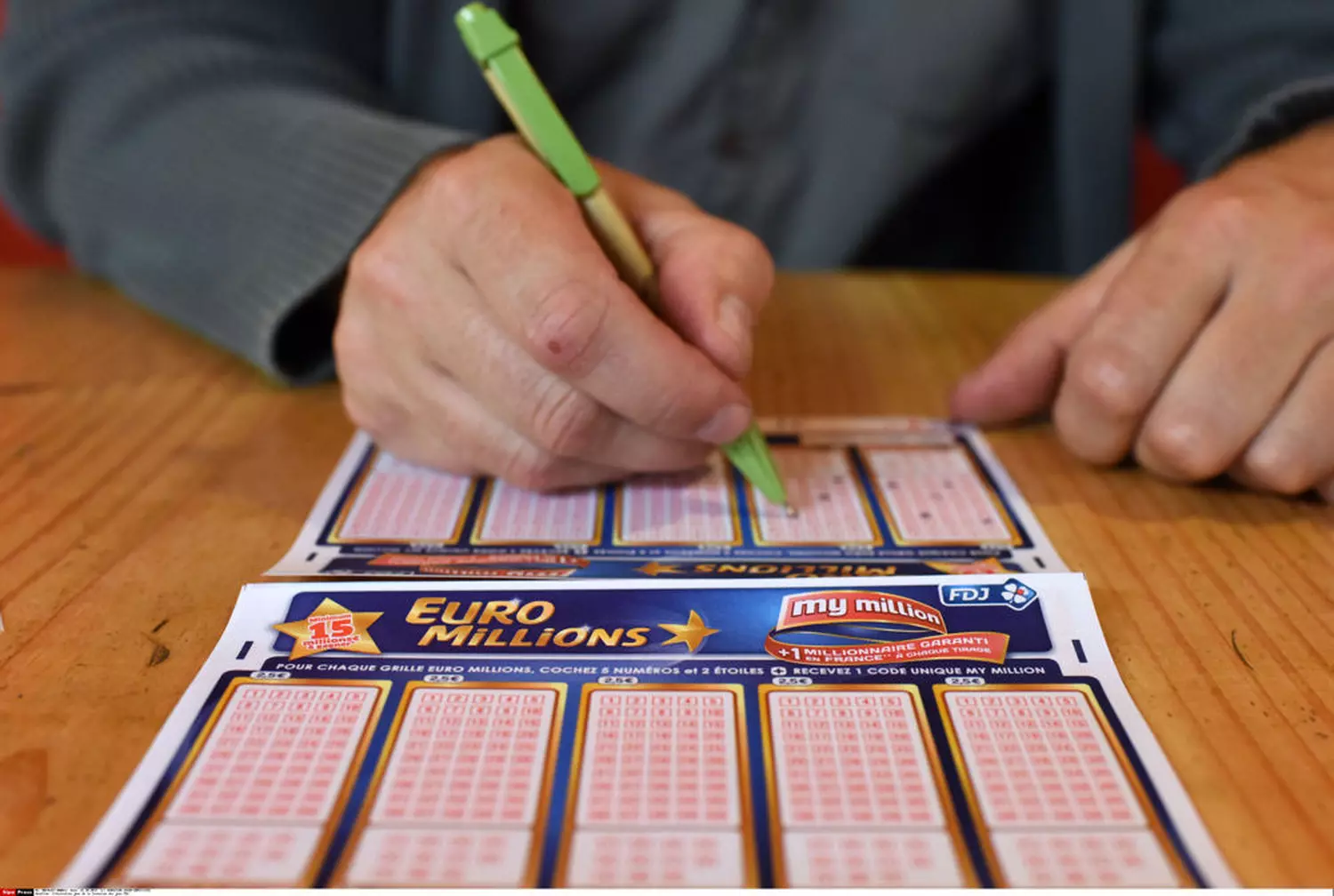 Euromillions voittajan haamu ilmestyy ja kiehtoo koko maan, ja epätoivoinen etsintä hänen laillisen omistajansa löytämiseksi alkaa.