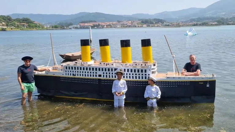 Kahdeksanvuotias poika rakentaa ja vesillelaskee oman Titanicinsa Nigranassa.