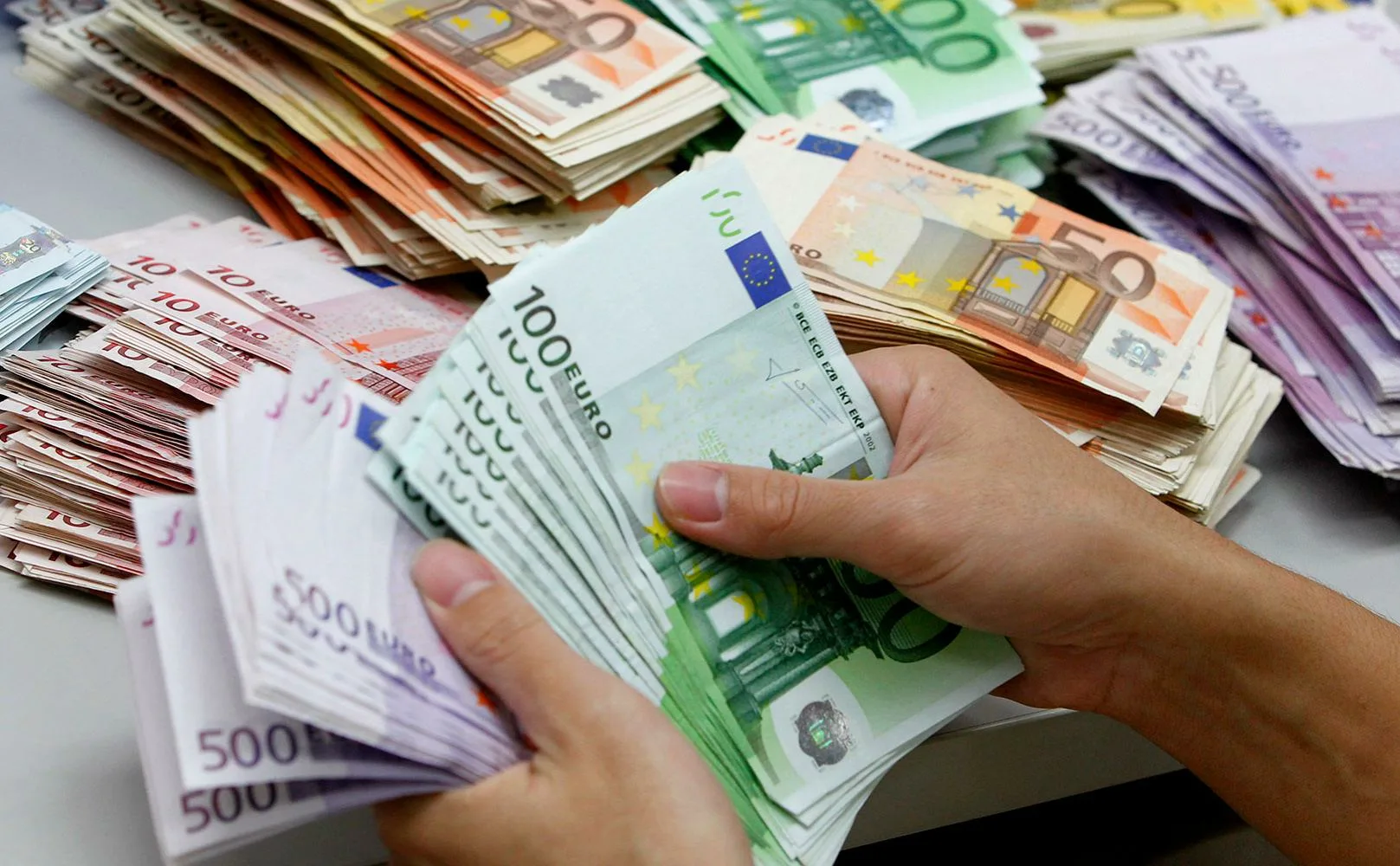 Käteismaksut: vuodesta 2027 lähtien Euroopassa otetaan käyttöön 10 000 euron raja