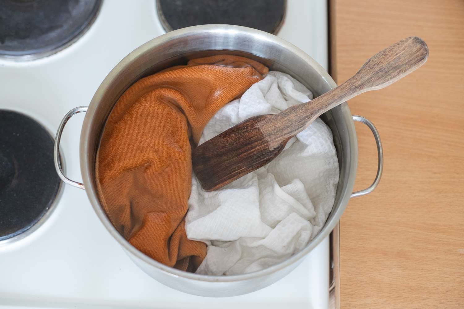 Miksi keittää keittiöpyyhkeet kuumassa vedessä ruokasoodan kanssa?