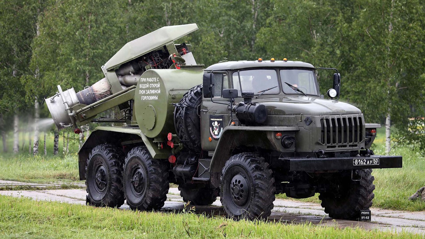 Pesette autoanne Karcherilla. Venäjä on asentanut reaktiomoottorin kuorma-autoon tankkien ja alusten puhdistusta varten.