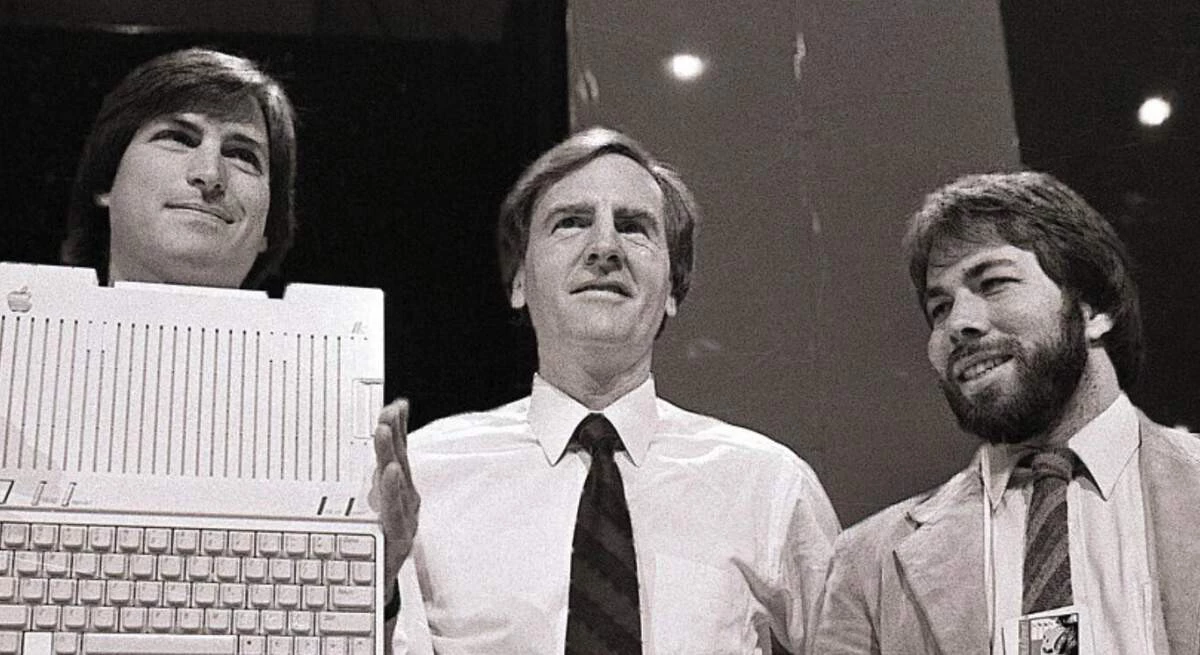 Apple ensimmäinen logo oli viktoriaanisen tyylinen taideteos. Steve Jobs vihasi sitä niin paljon, että se oli käytössä vain kuusi kuukautta.