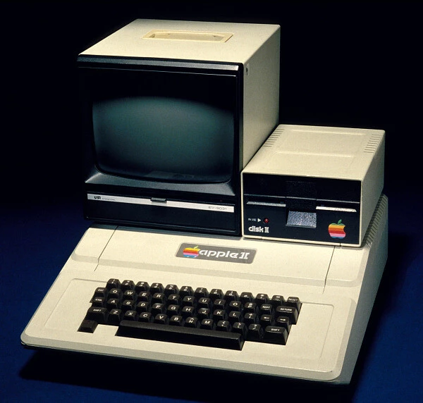Apple ensimmäinen logo oli viktoriaanisen tyylinen taideteos. Steve Jobs vihasi sitä niin paljon, että se oli käytössä vain kuusi kuukautta.