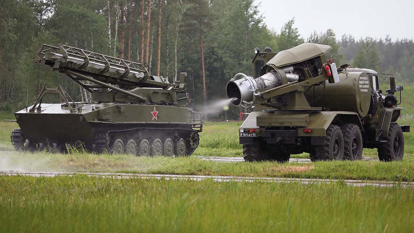 Pesette autoanne Karcherilla. Venäjä on asentanut reaktiomoottorin kuorma-autoon tankkien ja alusten puhdistusta varten.