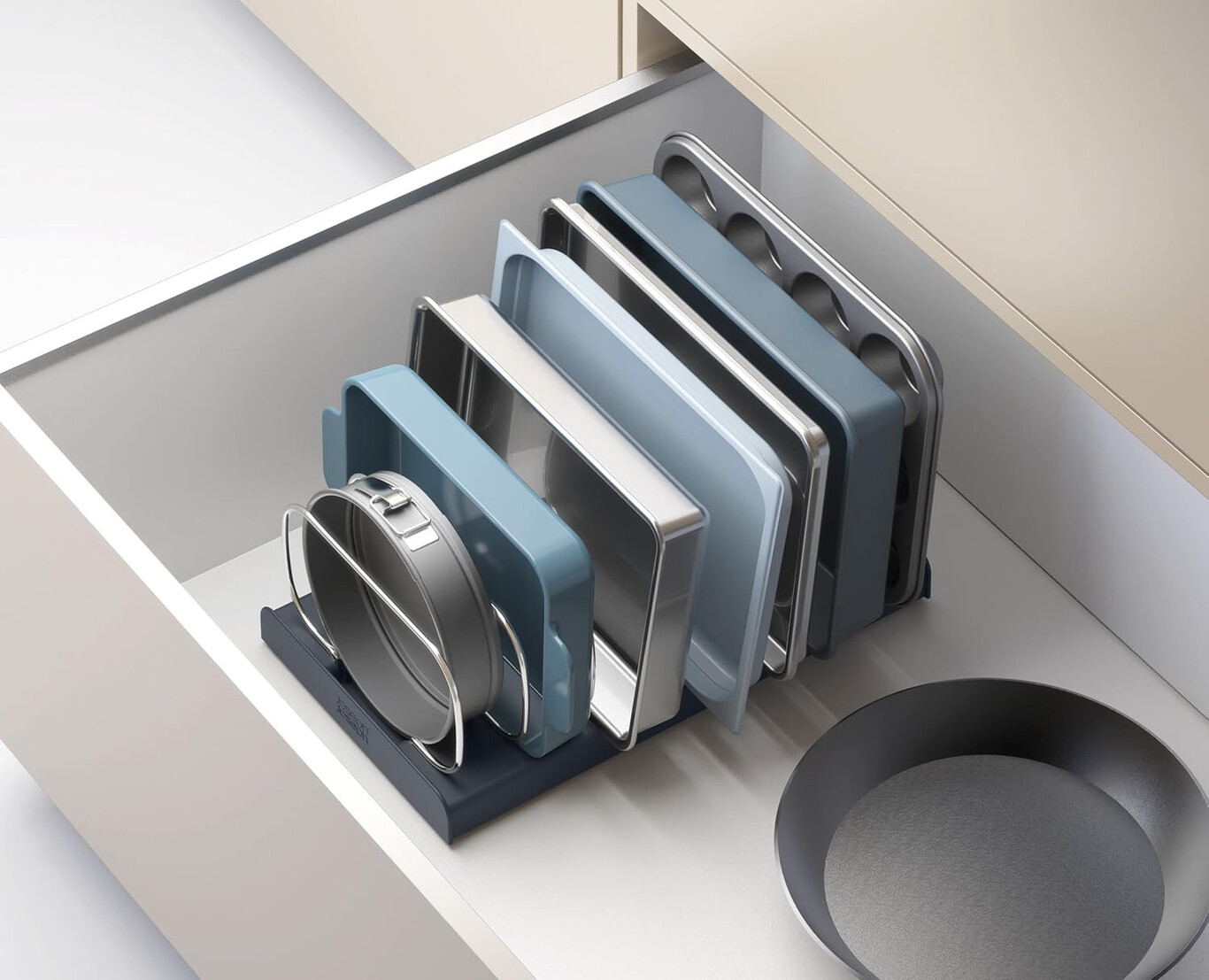 Organizer for storing trays, which takes up minimal space