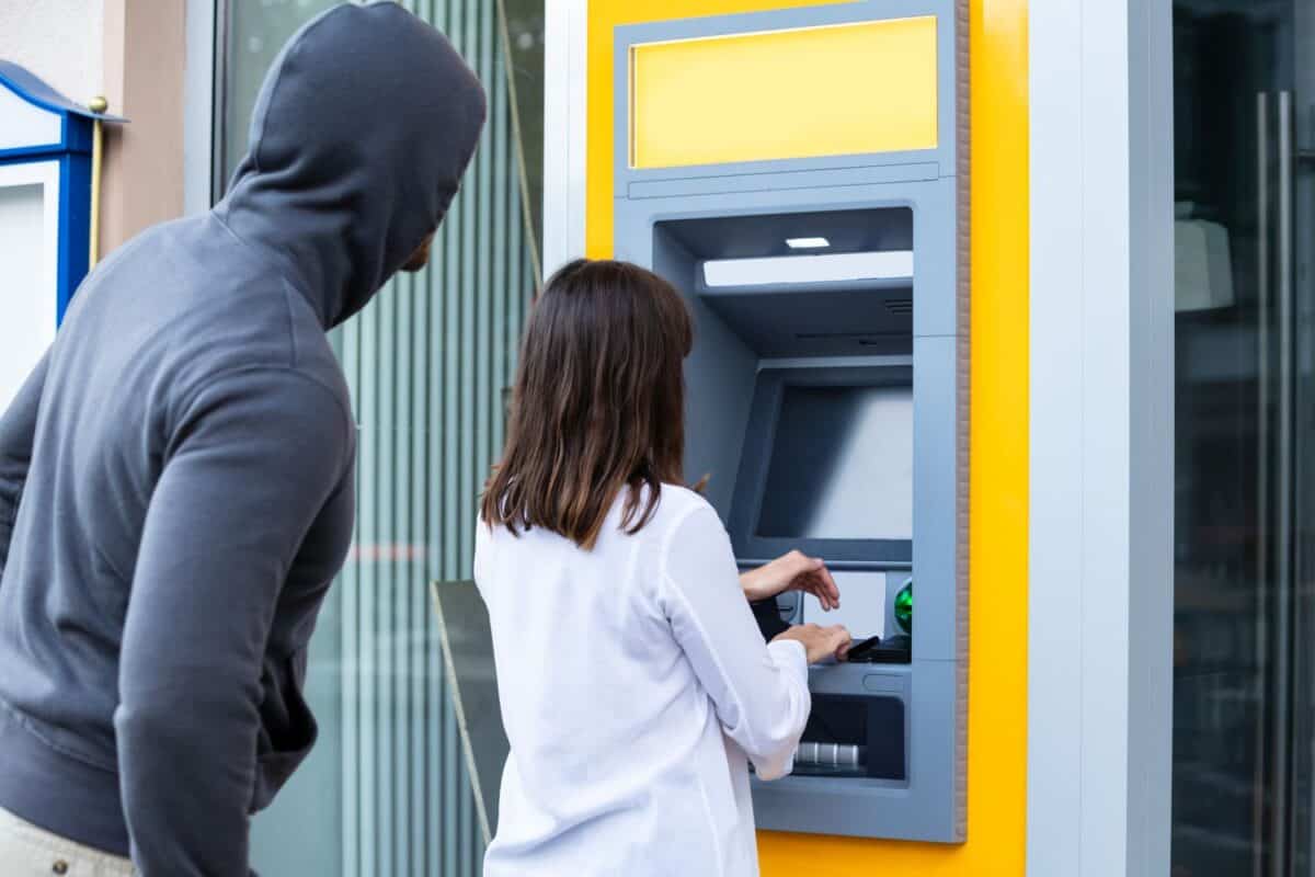 Hienostunut huijaus, jolla nostetaan rahaa pankkitileiltä pankkiautomaateista matkapuhelimien avulla