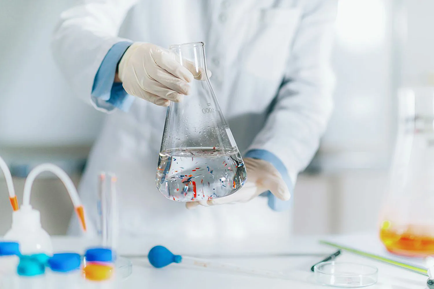 Itävaltalaiset tutkijat ovat havainneet, että mikromuovi ja nanomuovi, erityisesti polystyreeni, voivat aiheuttaa syöpämuutoksia terveissä keuhkosoluissa.
