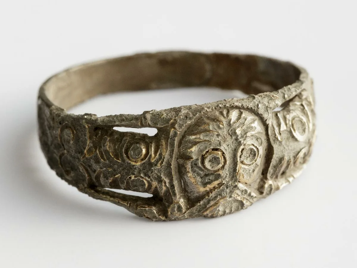 Historiallinen löytö: harrastajageologi löysi 1000 vuotta sitten haudatun viikinkien kultasaarnaan