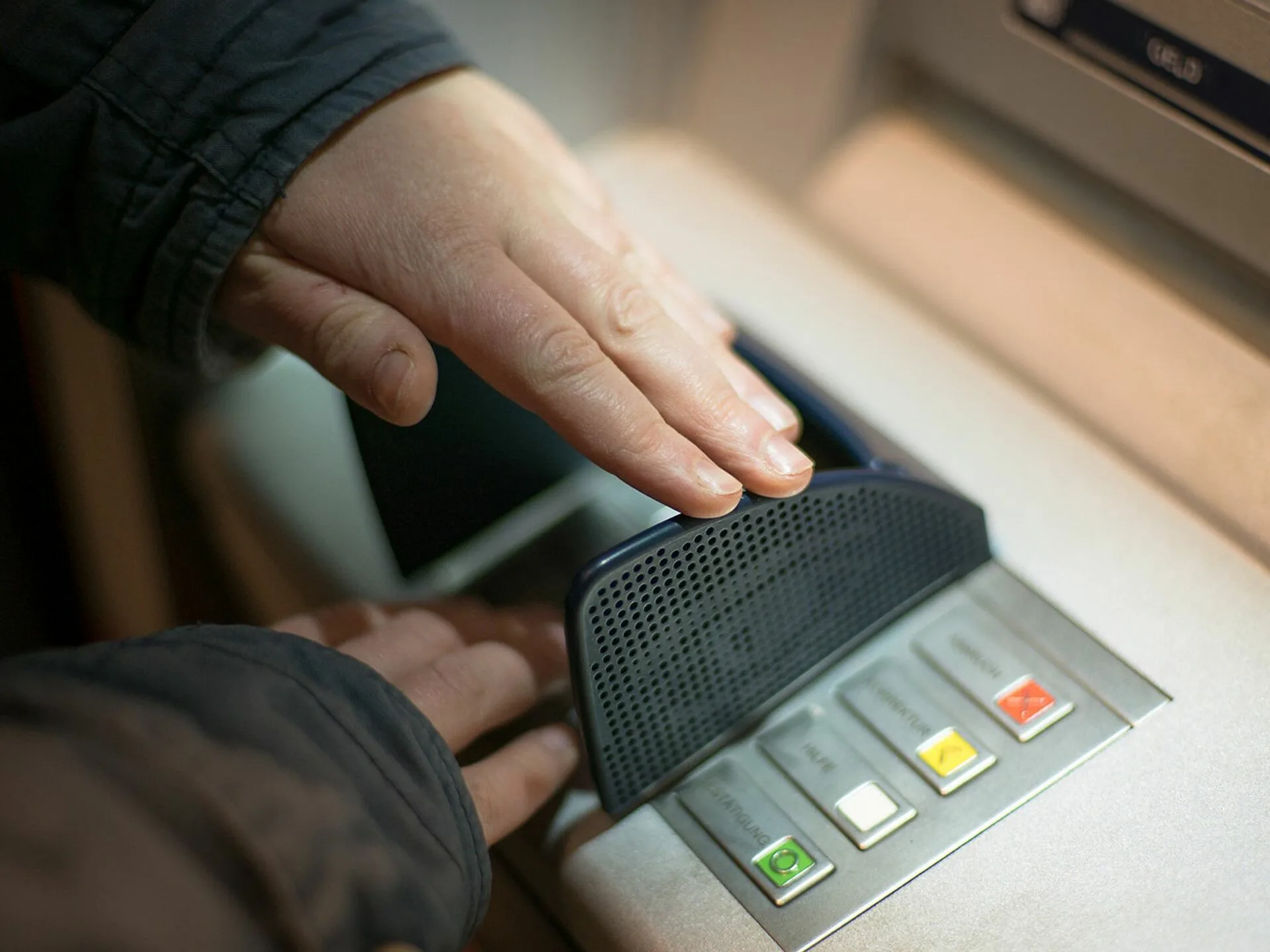 Älä koskaan nosta rahaa, jos huomaat tämän yksityiskohdan pankkiautomaatissa, sillä sinut voidaan huijata ja sinulta voidaan huijata miljoonia.