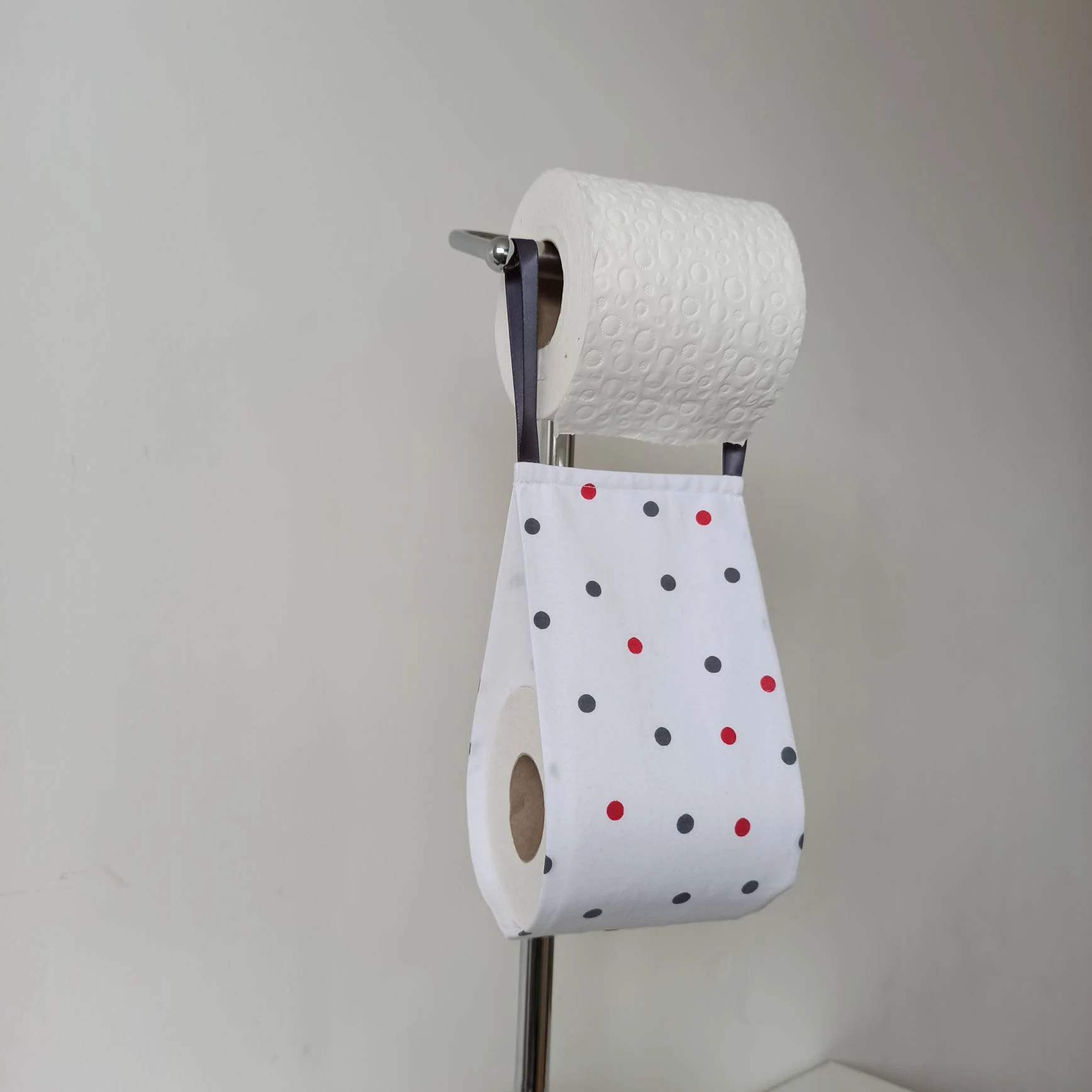 Yhdellä tempulla ja kahdella kankaalla: tee oma wc-paperiteline kotona