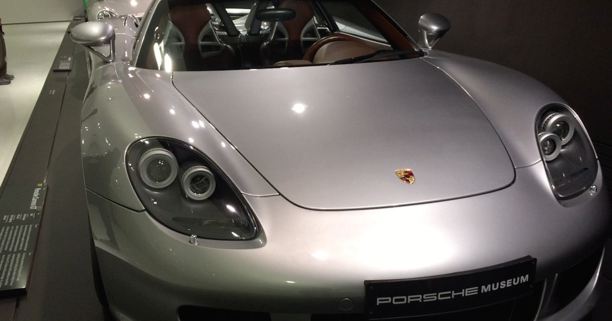 Hän yrittää turhaan ostaa miljoonan arvoisen Porsche, mutta muutama kuukautta myöhemmin hän löytää sen sattumalta huoltoasemalta: hän ostaa sen heti paikan päällä.