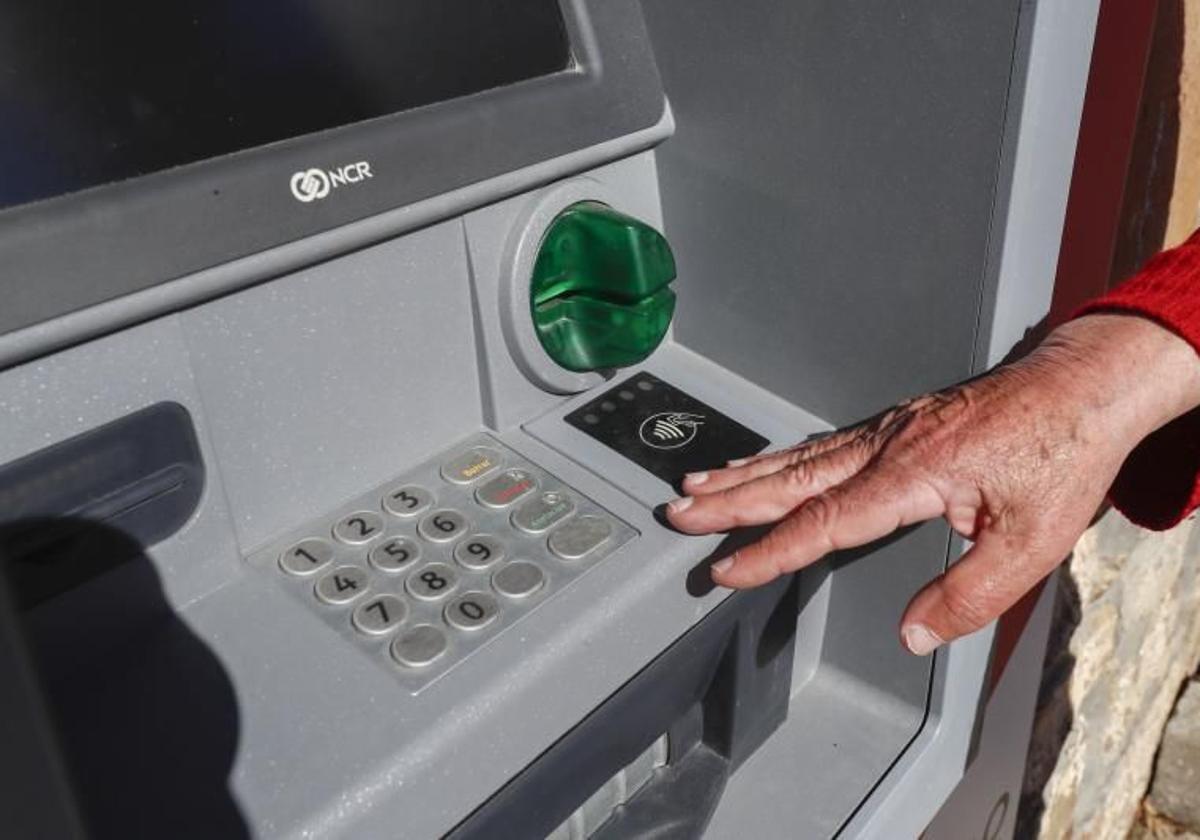 Tärkeä muutos pankkiautomaattien toiminnassa 1. heinäkuuta alkaen: kuinka paljon pankkipalkkiot nousevat?