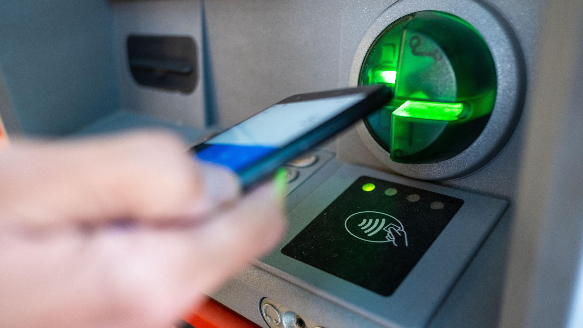 Kortin käyttö ATM-automaatissa, joka pilaa lomasi: kaikki pankit varoittavat sinua