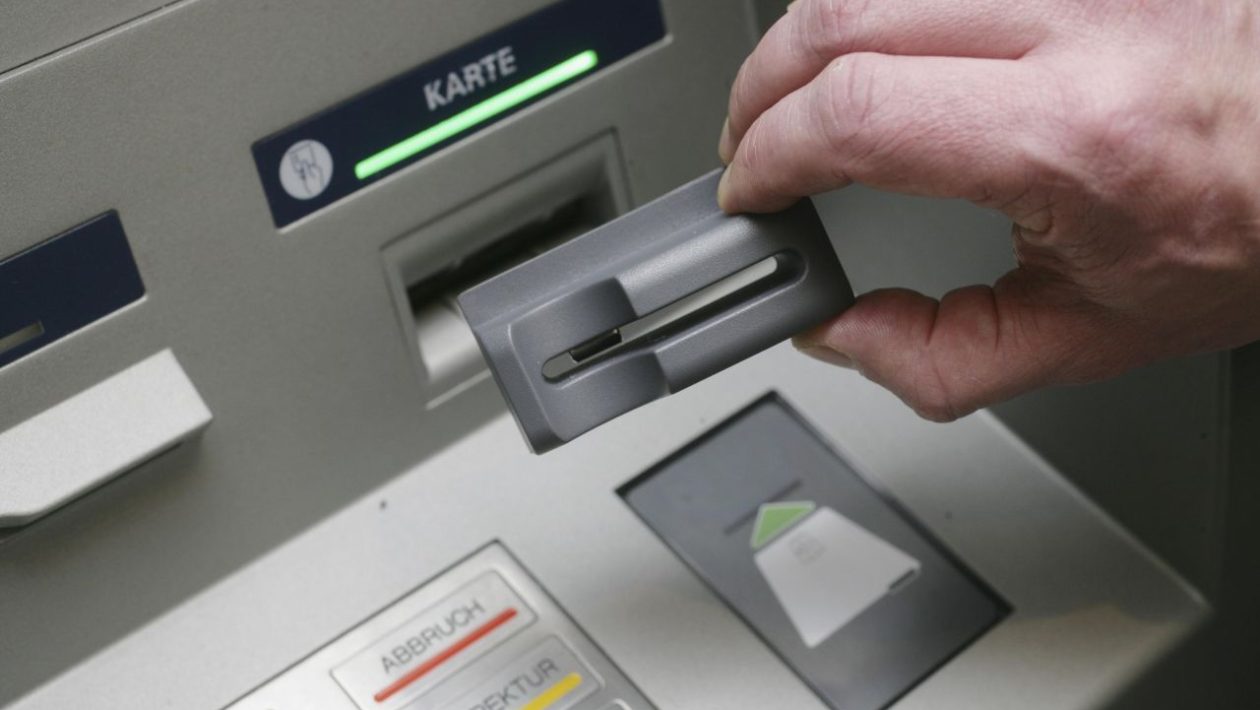 pankkiautomaattia