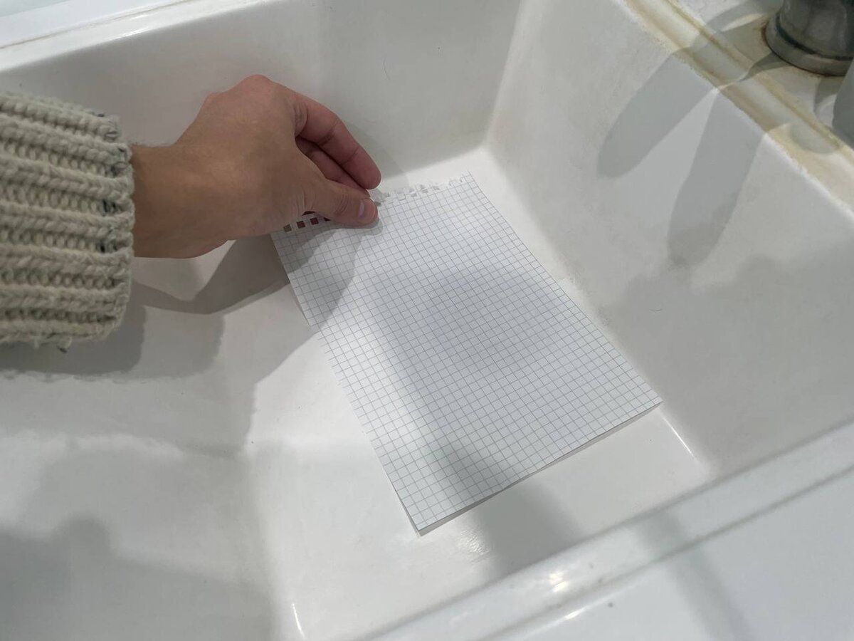 Tiedätkö tempun, jossa lasi vettä ja paperi laitetaan pesualtaaseen ennen lomalle lähtöä?
