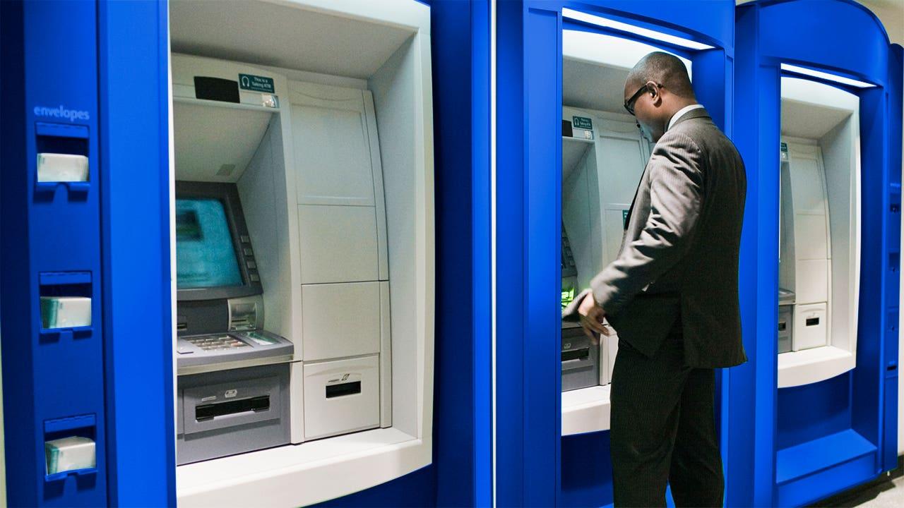 Kortin käyttö ATM-automaatissa, joka pilaa lomasi: kaikki pankit varoittavat sinua